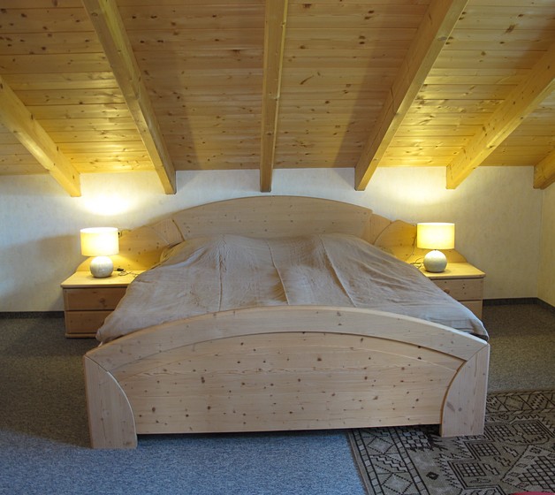 Elternschlafzimmer:Ein großer Schlafzimmerschrank - ebenfalls aus Holz- rundet das Angebot ab.