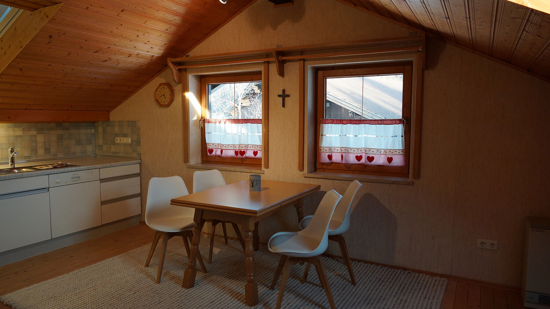 Esszimmer Dachgeschoss:Das Esszimmer im offenen Küchenbereich bietet ausreichend Platz für 4 Personen und lädt zum gemütlichen Verweilen ein.