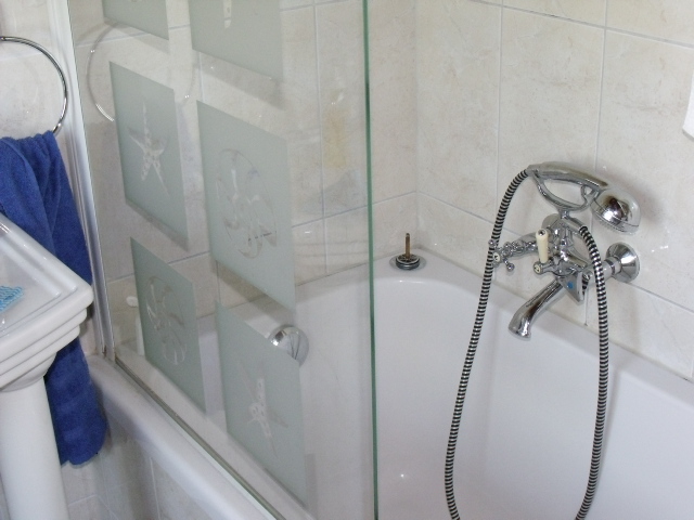 Bad:Badewanne mit integrierter Dusche