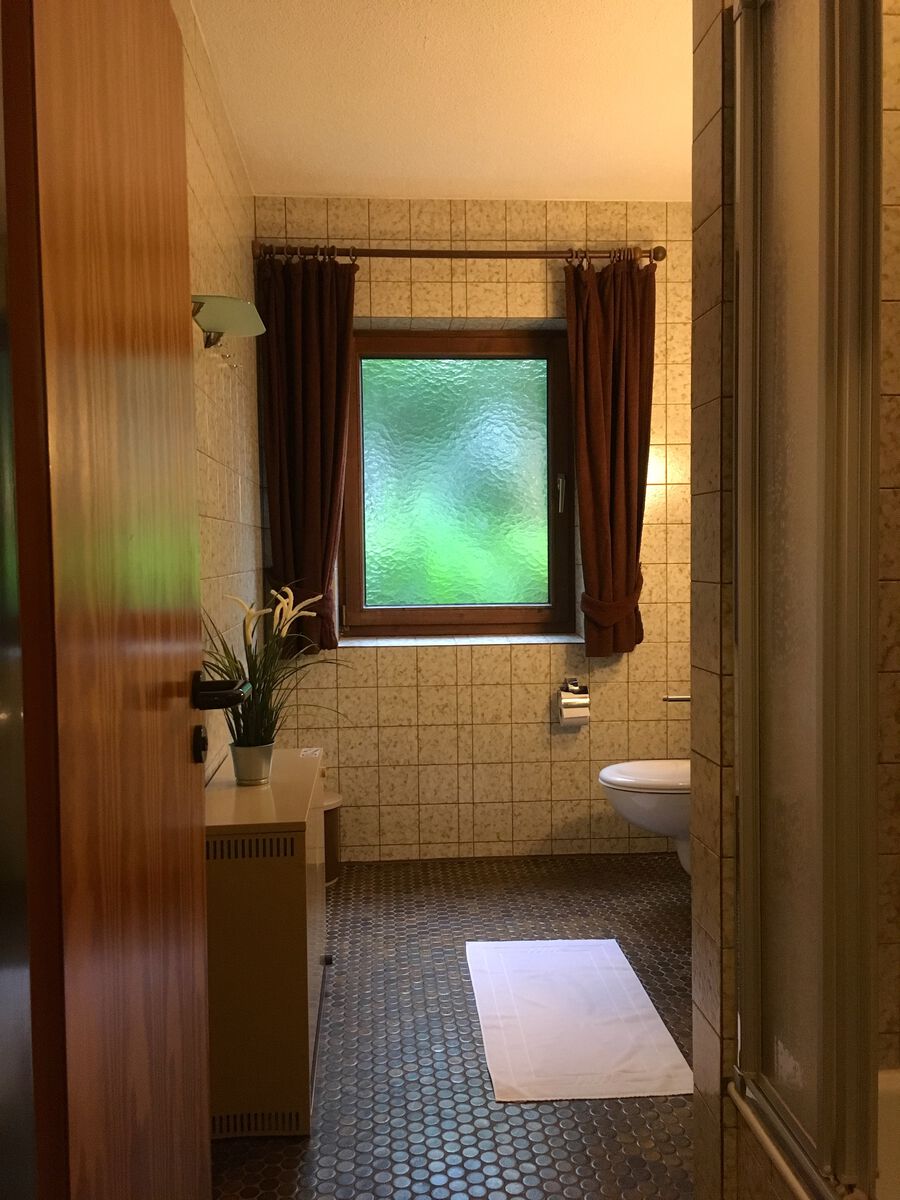 Badezimmer 2 im EG:Badezimmer mit Dusche.