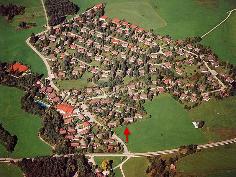Luftbild :Unser Ferienhaus liegt am Rande des Feriendorfes in 910m Höhe.