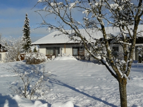 Terrasse:Tief verschneiter Hausblick